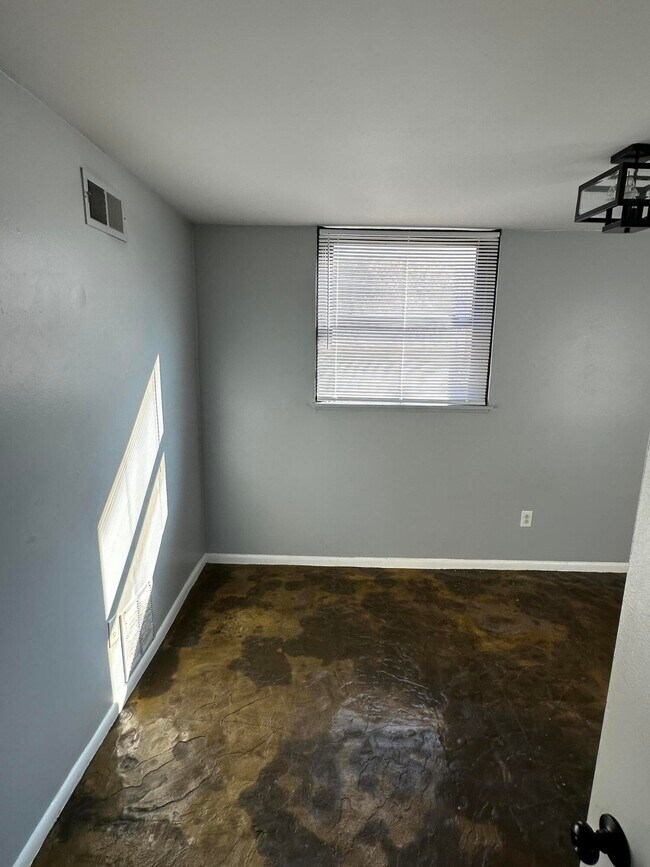 Building Photo - 703 Wilkinson Blvd