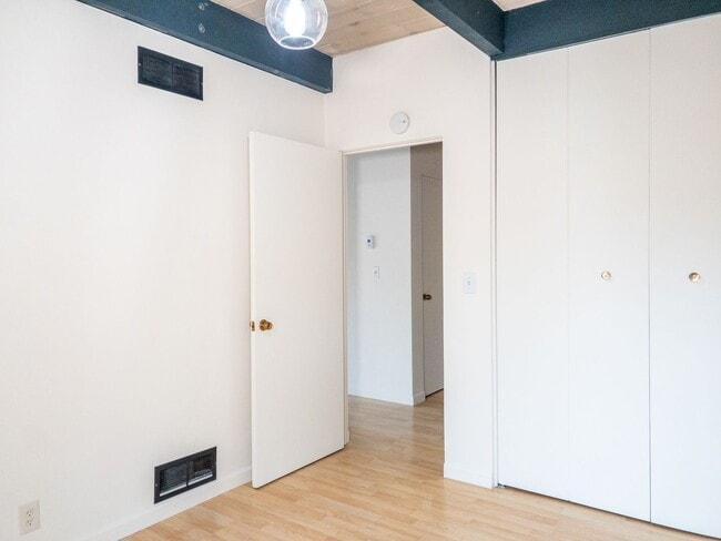 Building Photo - Tranquil Top Floor 1BR/1BA Unit! Large Private Balcony! Tam Valley! Parking! Laundry! Storage! PR...