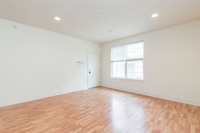 Building Photo - 4 br, 2 bath Triplex - 1501 MASTER ST Unit...