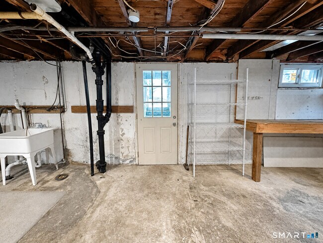 Building Photo - 28 Lewis Ln