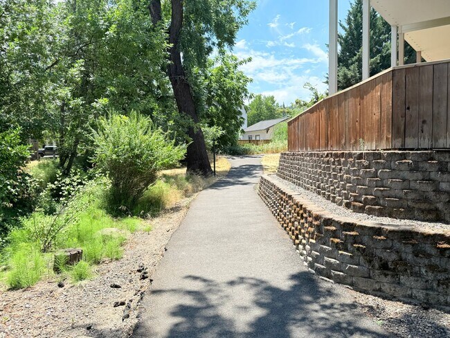 Building Photo - Elegant Townhome – 2 Primary Suites, balco...