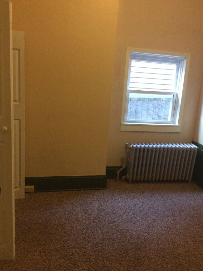 Building Photo - 1st Floor 2 Bedroom Apartment-York City SD