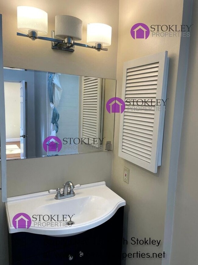 Building Photo - 1975 Shuey Ave