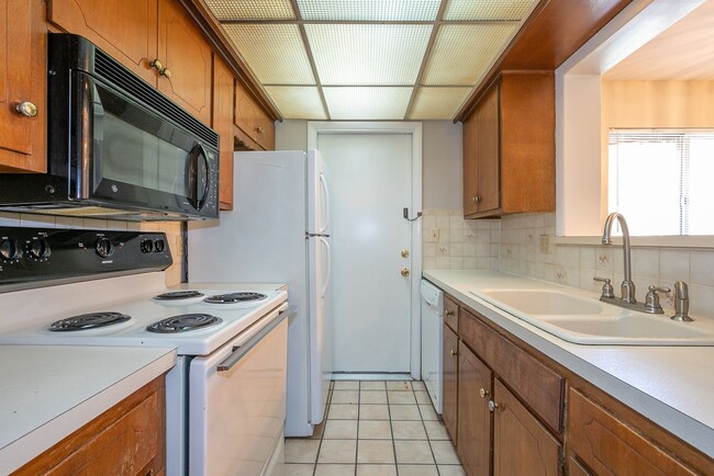 Building Photo - Renovated 1 bedroom in desirable midtown T...