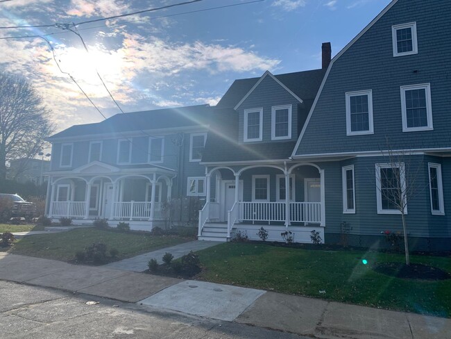 Building Photo - 129 Kenoza Ave