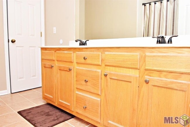 Building Photo - 10124 Nashville Ct