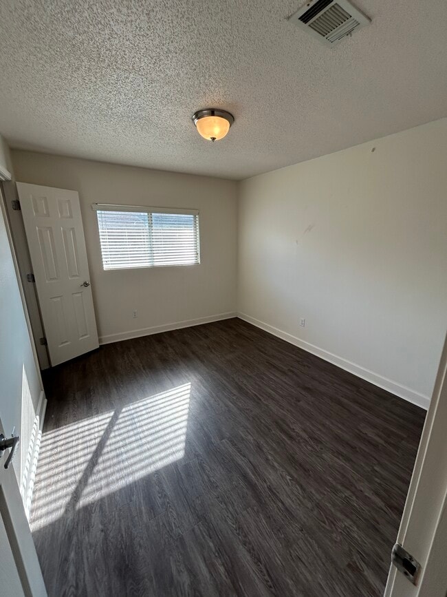 Building Photo - 67 Voda Ct