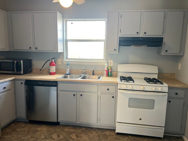 Building Photo - 804 Woodchip Rd