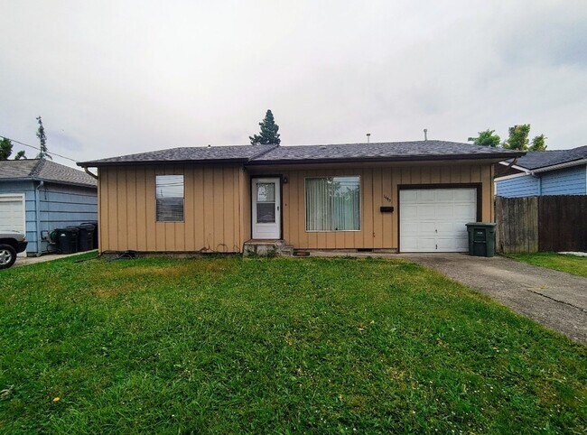 Building Photo - Cute Springfield Home With Large Fenced Ba...