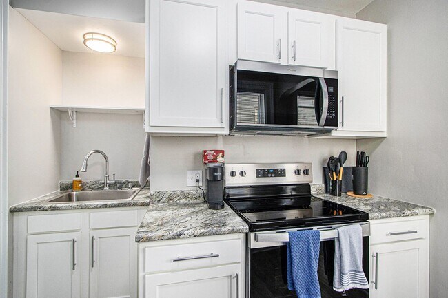 Building Photo - $1295 Tastefully furnished 1BR Apartment |...
