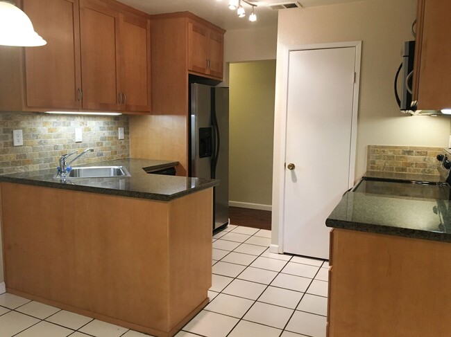 Building Photo - Charming 2 Bed 2 Bath Condo in Downtown Sa...