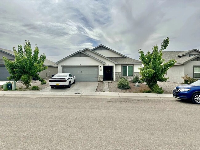 Building Photo - Beautiful 4 Bedroom/3 Bathroom Home