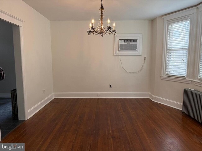 Building Photo - 134 W 8th Ave