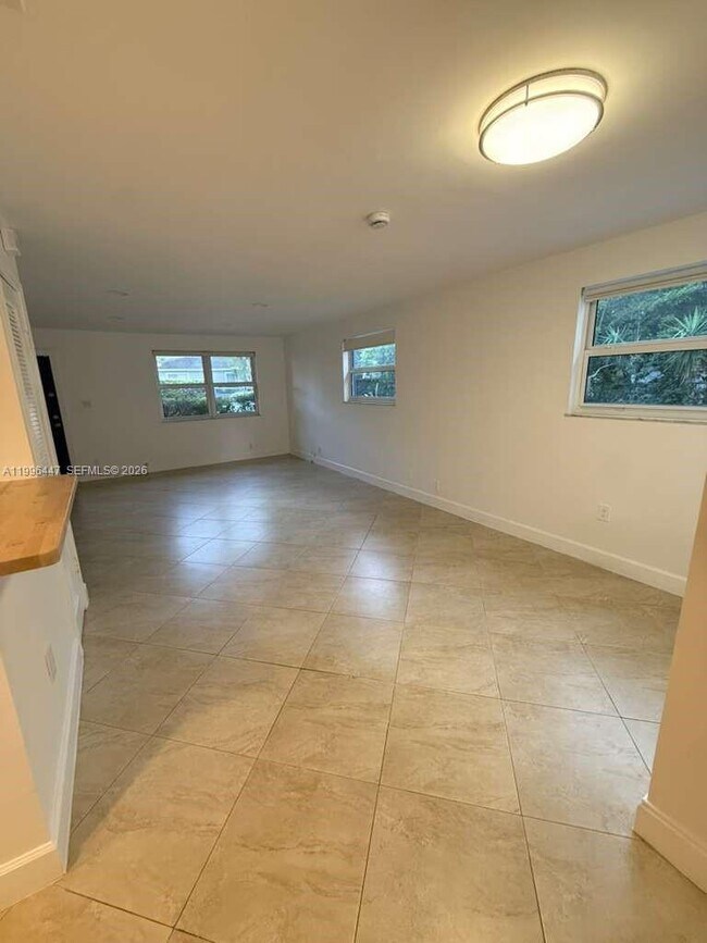 Building Photo - 325 NE 131st St