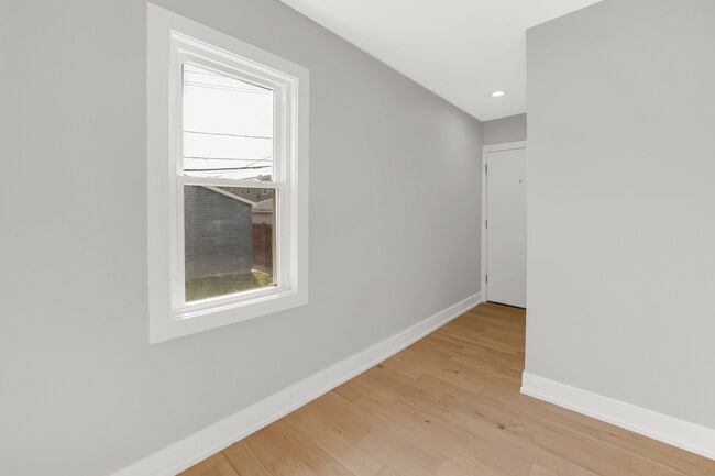 Building Photo - 4721 W Warwick Ave