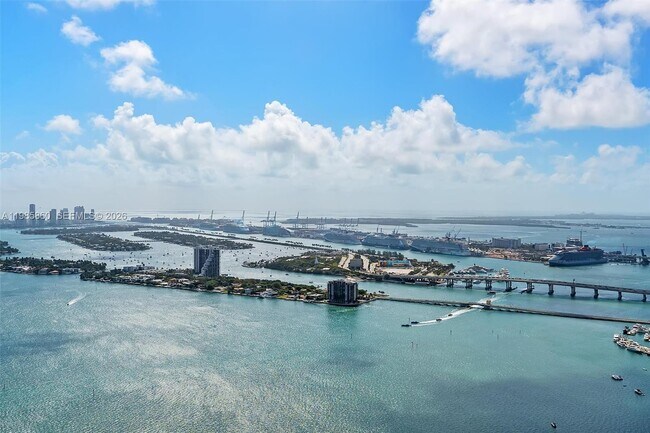 Building Photo - 700 NE 24th St