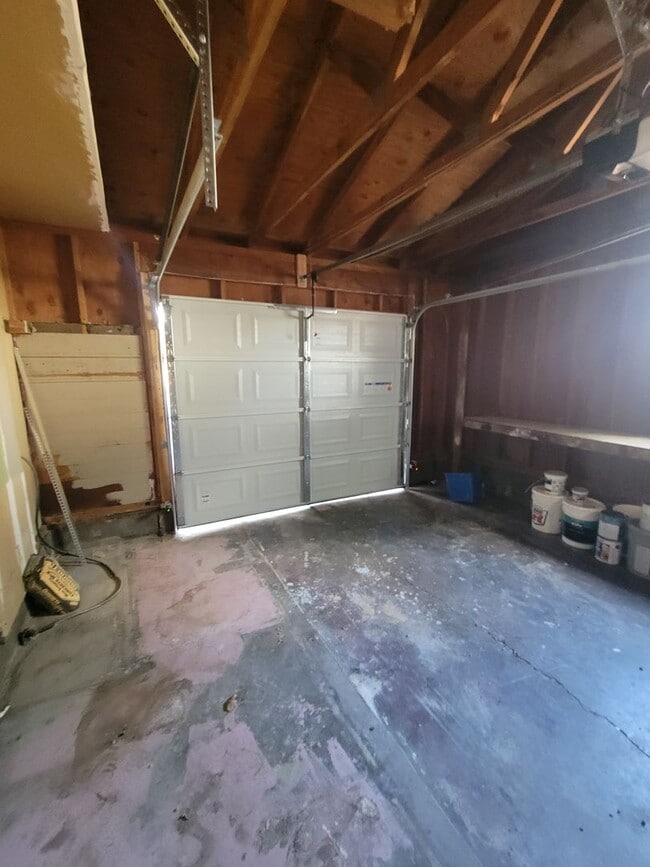 Building Photo - 3 bed/2 bath