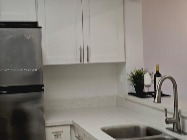 Building Photo - 1720 NW N River Dr