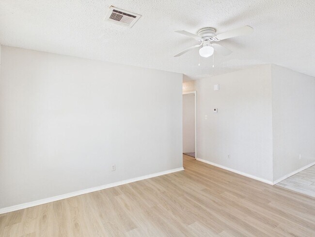 Building Photo - 324 NW Compass Dr