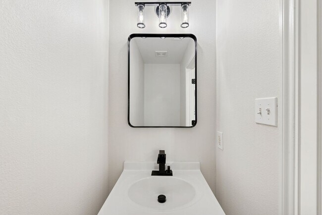 Building Photo - Newly Remodeled Duplex Great Location!