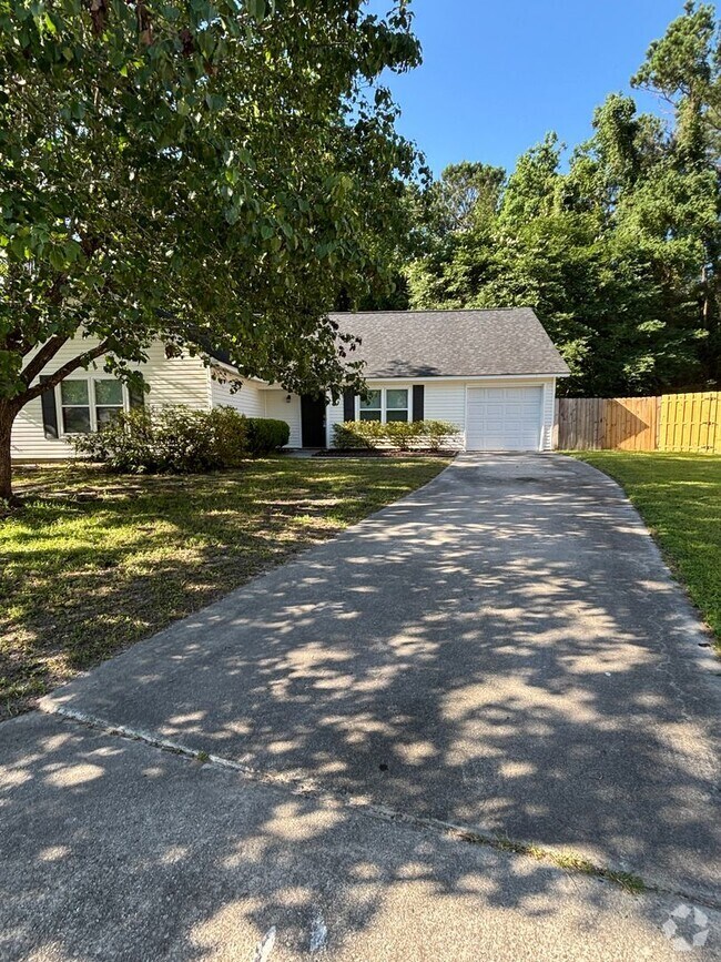 Building Photo - Don’t Miss Out on This Charming 3 Bed, 2 B...