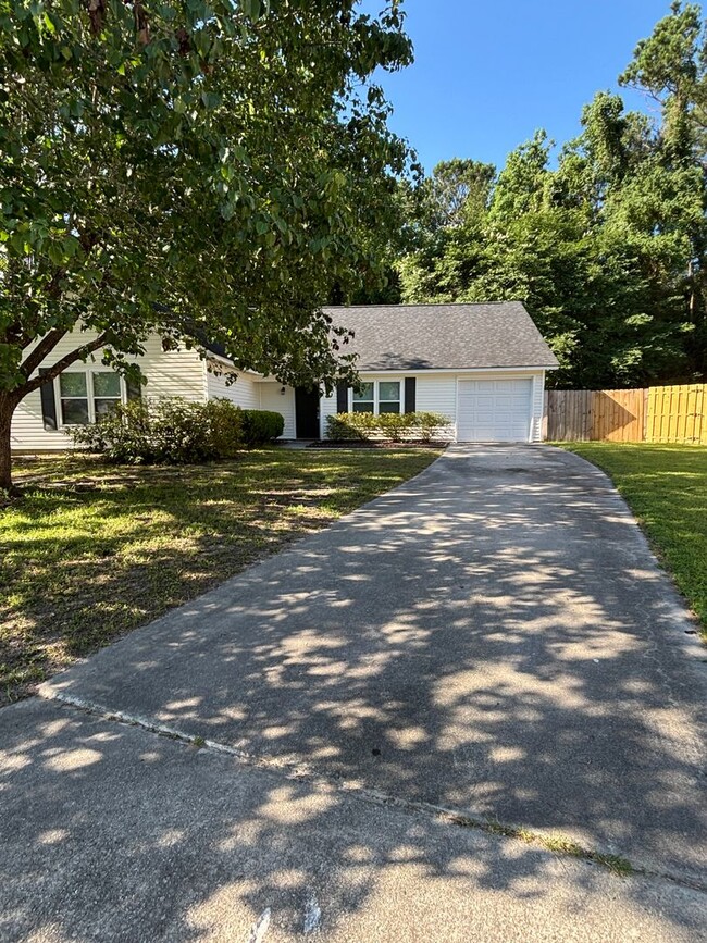 Building Photo - Don’t Miss Out on This Charming 3 Bed, 2 B...