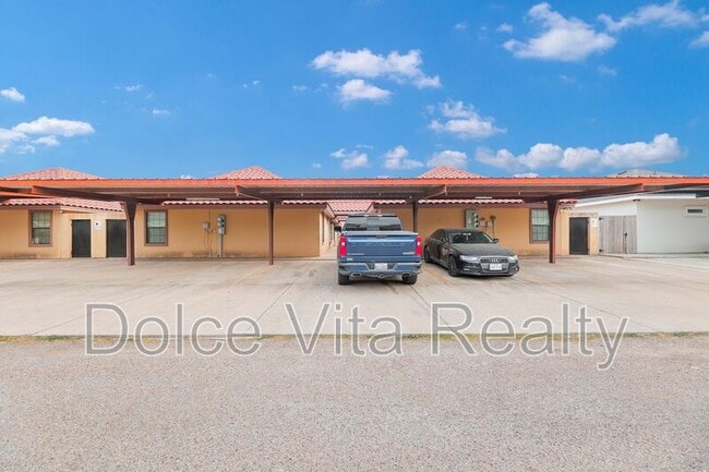 Building Photo - 110 S Ridge Ln