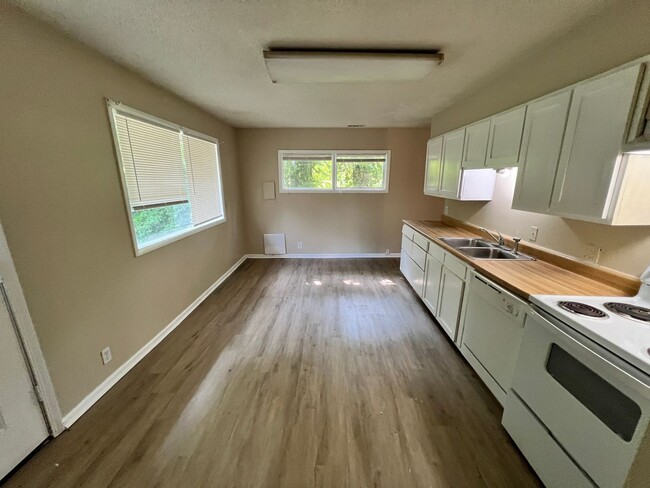 Building Photo - 7601 Ruskin Way