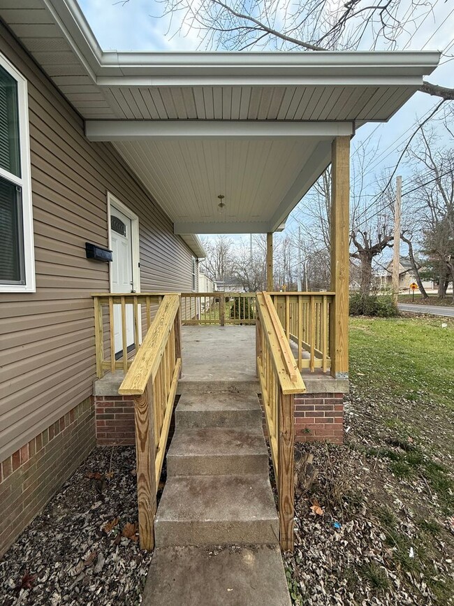 Building Photo - Beautifully updated & in great location