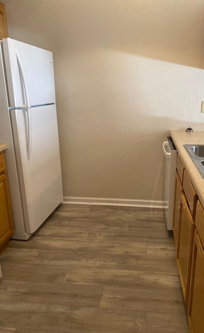 Building Photo - Spacious Apartment Near Campus!