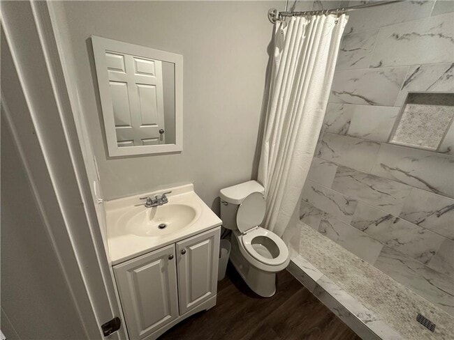 Building Photo - 370 Crestbrook Ln