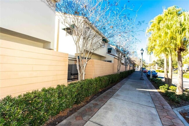 Building Photo - 824 Padua Ln