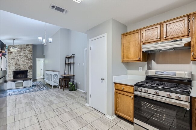 Building Photo - Charming 3/2/2 with Private Fenced Backyard!