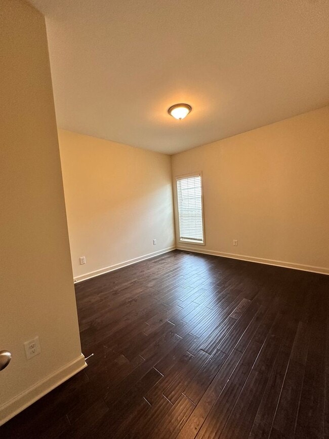 Building Photo - Stunning 3 Bedroom 2 Bath House