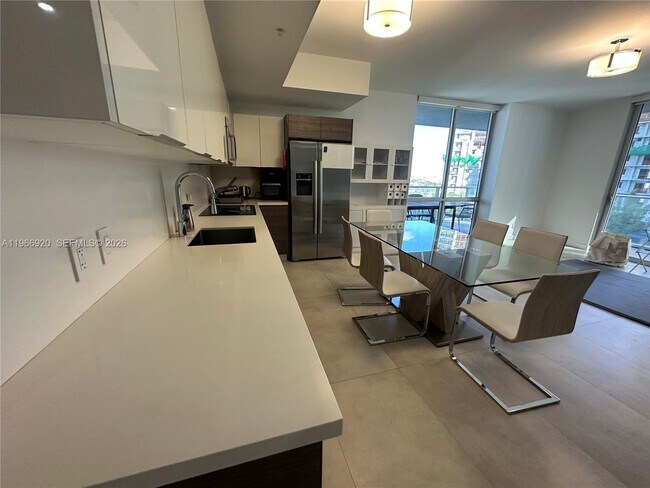 Building Photo - 1010 SW 2nd Ave