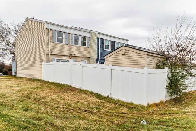 Building Photo - Three Bedroom House In Rosedale