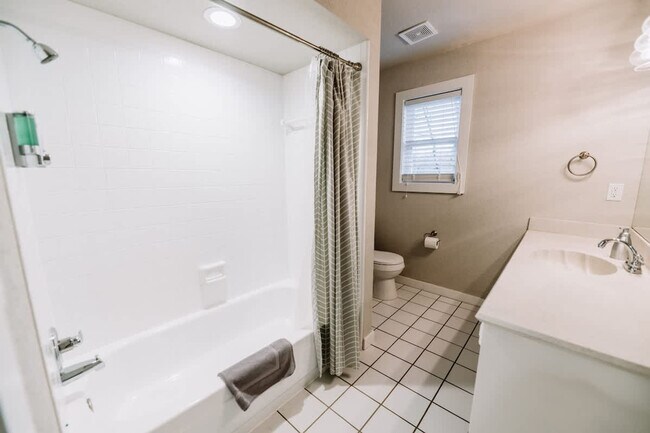 Building Photo - 2104 Almand Dr