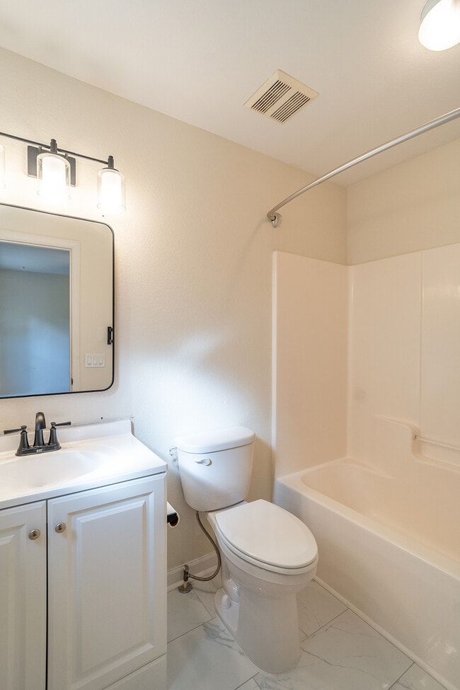 Building Photo - 2738 W Tharpe St