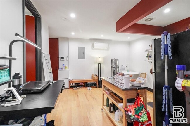 Building Photo - Hull Street