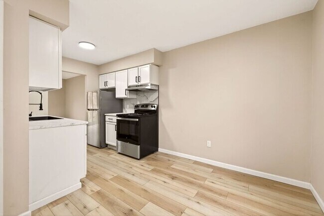 Building Photo - 14 Elm St