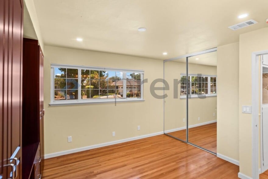 Building Photo - Unit