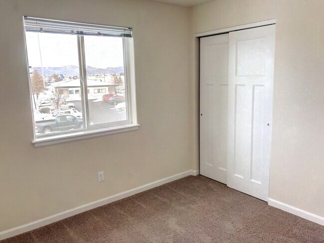 Building Photo - 1030 Alturas Dr