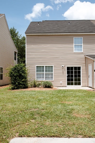 Building Photo - 215 Dillard Mill Dr