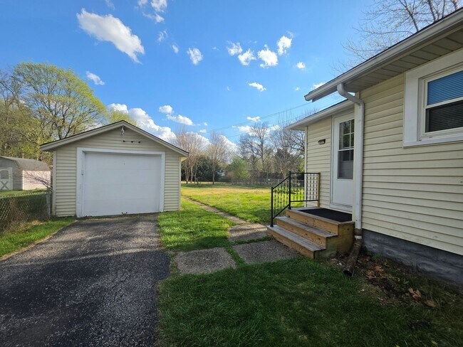 Building Photo - 2 Bedroom 1 Bath House for Rent Kent Ohio.