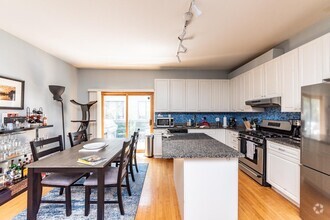 Building Photo - 3 bedroom in Chicago IL 60642