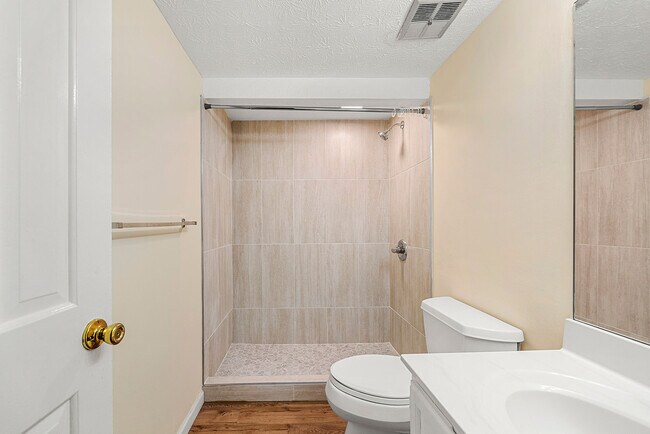 Building Photo - 670 Highland Ct