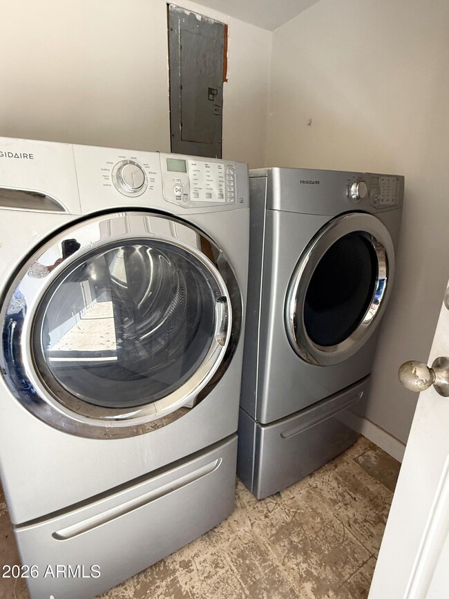 Building Photo - 7413 E Roosevelt St