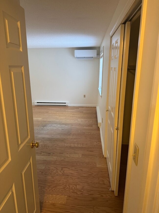 Building Photo - 9-11 Oakview Dr