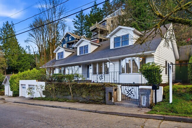 Building Photo - Three bedroom and Two Bathroom home in Portland Heights! Gourmet Kitchen and incredible natural L...