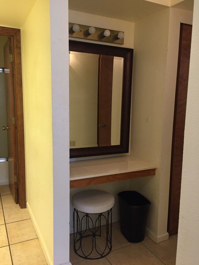 Building Photo - Fully Furnished Condo in Oak Creek Village